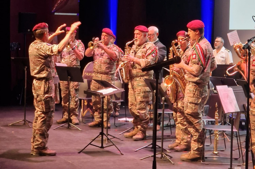 La Musique du 1er RPIMa, conduite par son chef